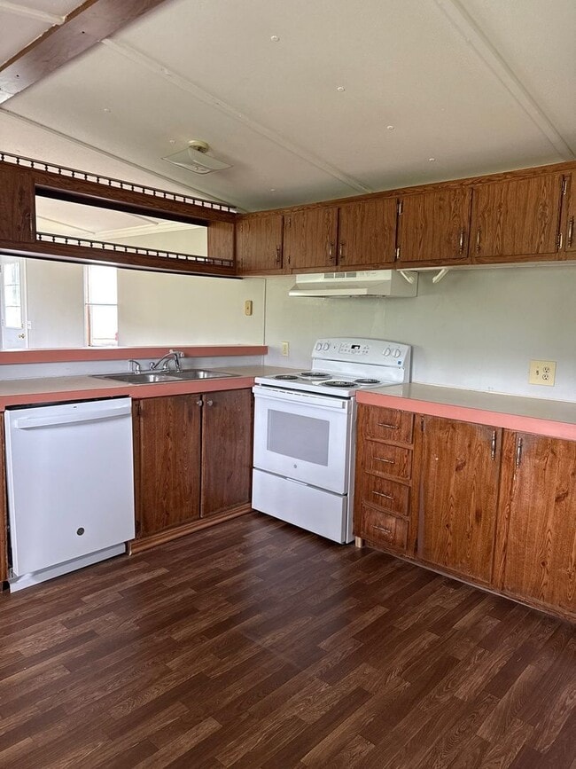 Building Photo - 2-Bedroom, 2-Bath Trailer with Scenic Views in Sparta, TN