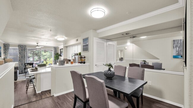 Building Photo - Catherine Townhomes