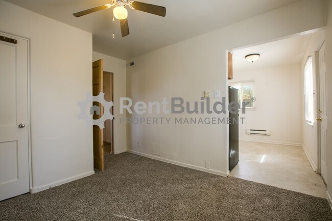 Building Photo - 402 Richmond Dr SE