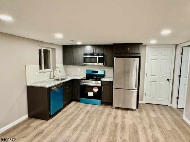 Foto del edificio - 264 Girard Ave