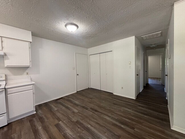 Building Photo - Available Now 3 bedroom 1.5 bathroom 1 car...