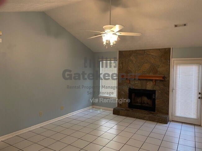 Foto del edificio - 290 Monmouth Dr