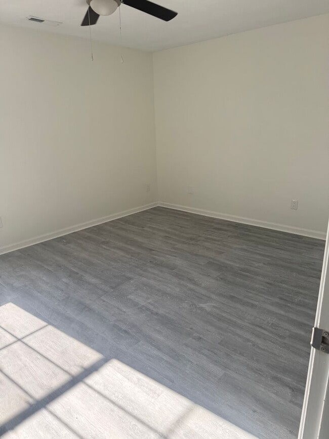 Building Photo - Beautiful cozy 3 bed 2 bath house