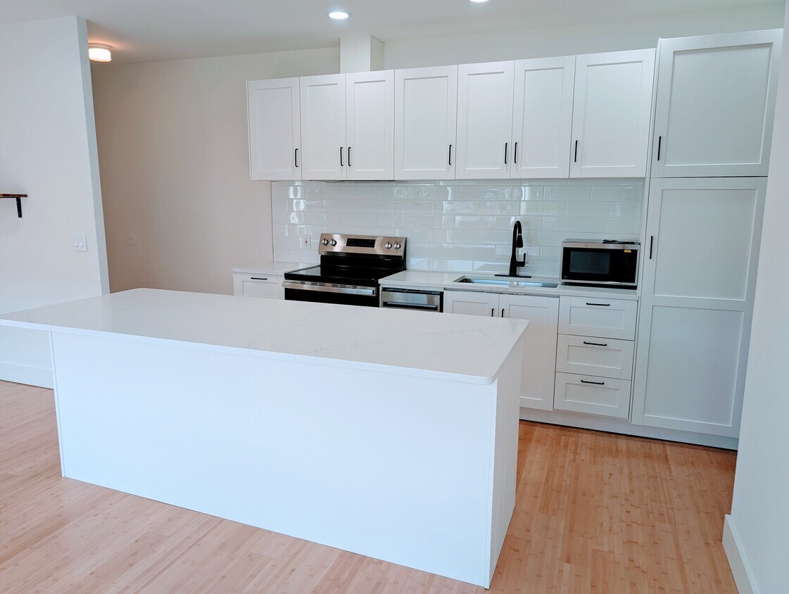 kitchen with island - 1401 N 36th St