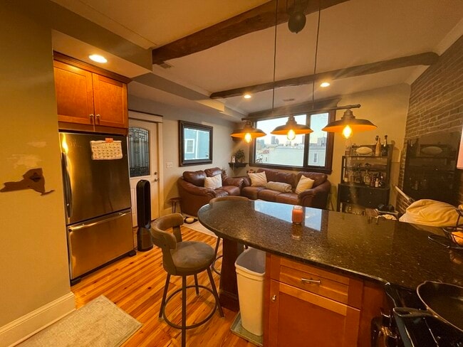 Foto del edificio - 412 E 3rd St