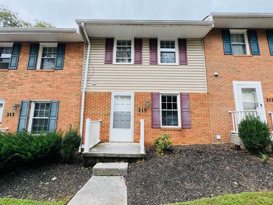 Foto principal - 2 Bedroom, 1.5 Bath Townhouse
