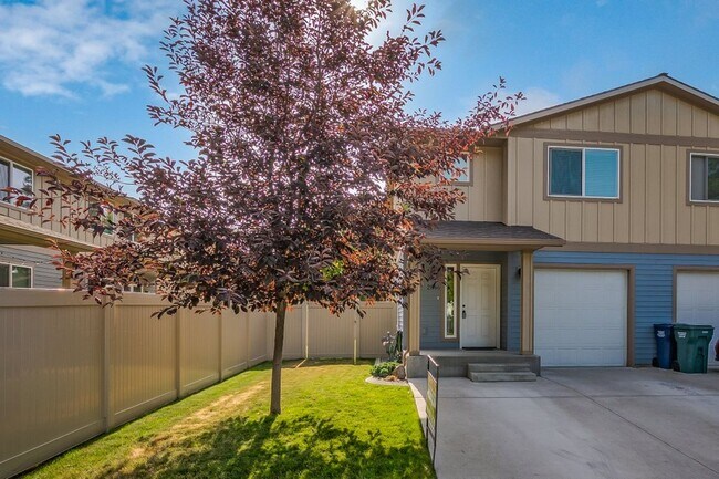 Foto del edificio - 3 bed 2.5 bath Townhome Central CDA