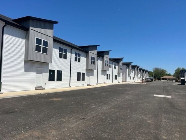 Foto del edificio - Public Avenue Townhomes in Clever!!! Leasi...