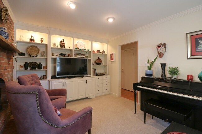 Foto del edificio - Beautifully maintained 4 bedroom, 2.5 bath Colonial!