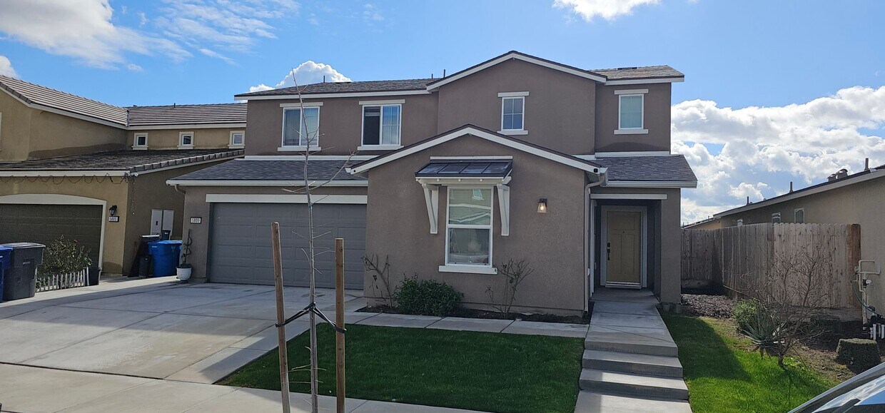 Primary Photo - Beautiful 5 Bed Home in West Bakersfield