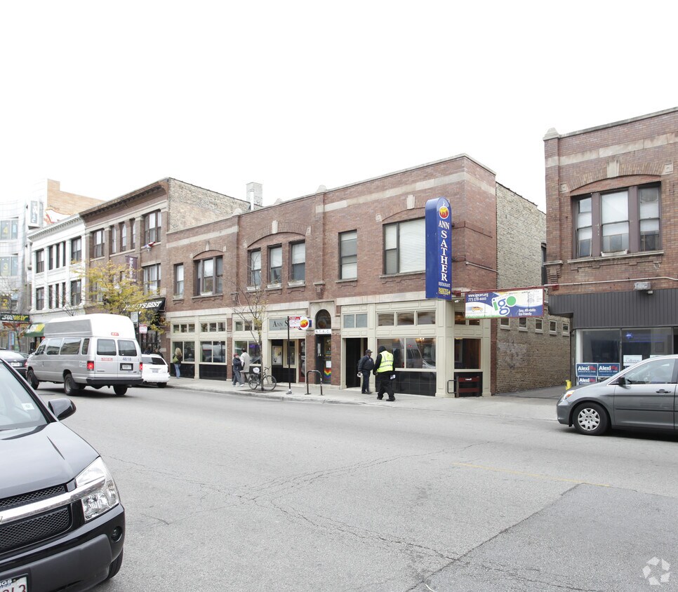 Building Photo - 909 W Belmont Ave