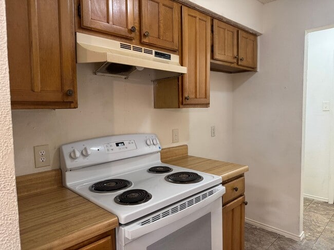 Building Photo - 716 Woodland Ct