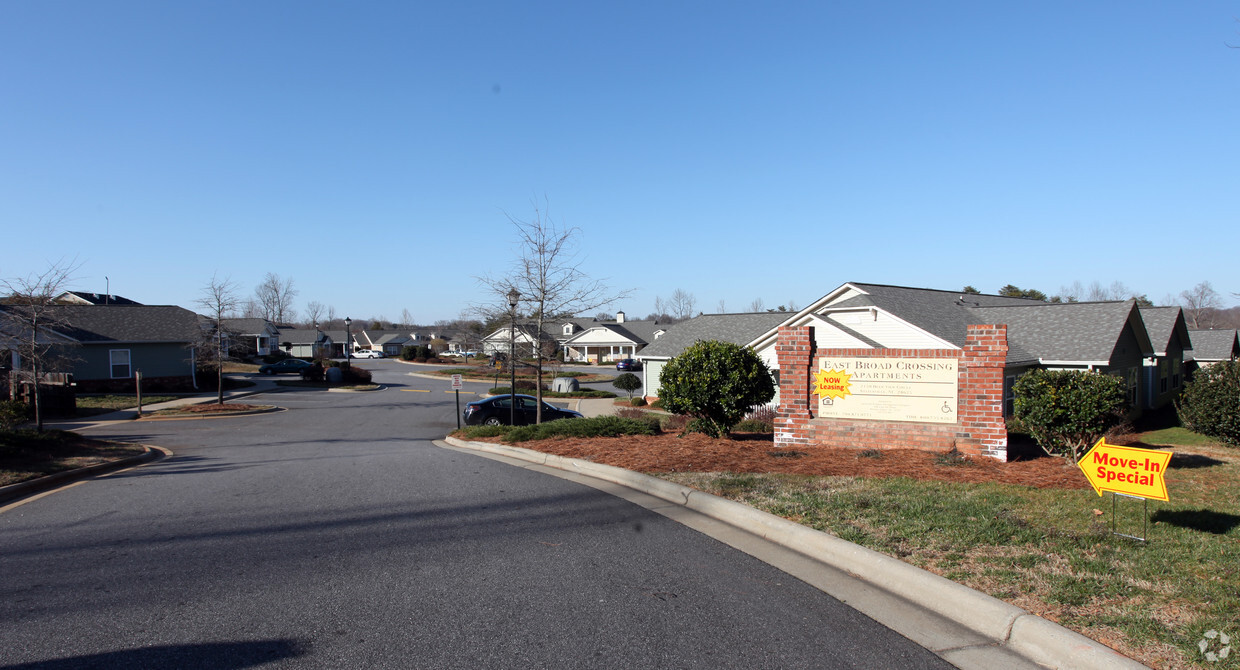 Primary Photo - East Broad Crossing Apartments