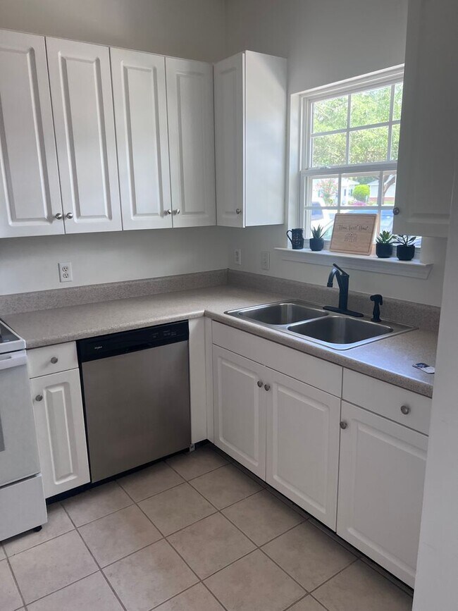 Building Photo - Newly renovated 2 bedroom, 2 bathroom townhome coming soon!