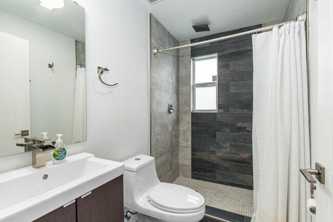 Foto del edificio - 16110 NW 26th Ave