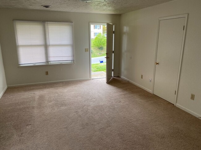Building Photo - Christiansburg, 3 BR / 1.5 BA, Available m...