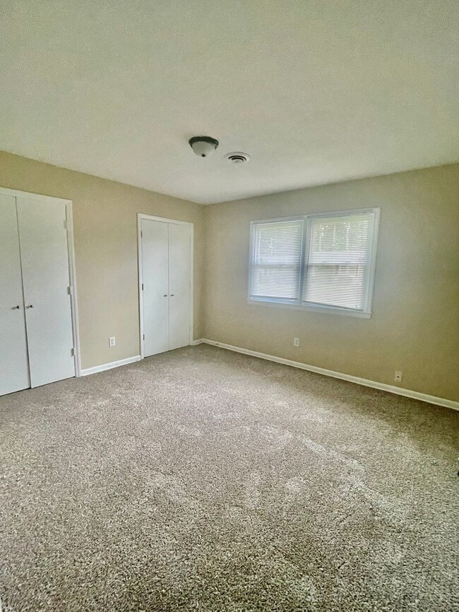 Building Photo - This lovely 2 bedroom 1 bath duplex is located in Stanley off Sifford Rd.