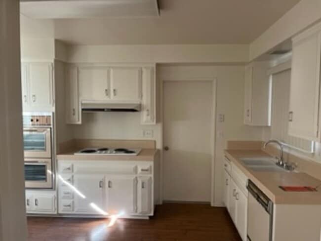 Foto del edificio - Beautiful 4 Bedroom Home in Huntington Beach