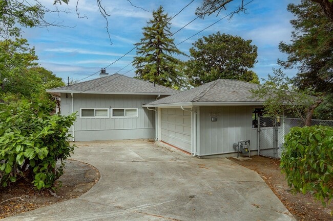 Foto del edificio - 3 Bed / 3 Bath + Bonus room pet friendly M...