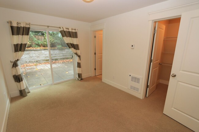 Building Photo - Wallingford 3bd/3.5ba, Private Patio, Garage