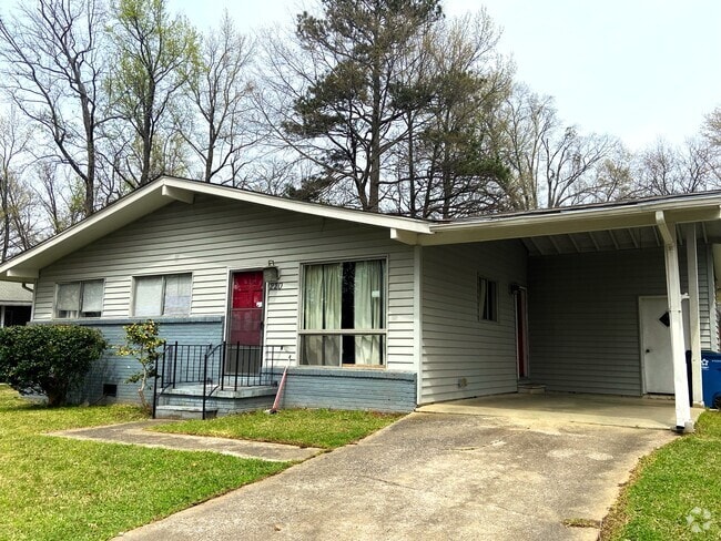 Building Photo - 220 Saxon Dr