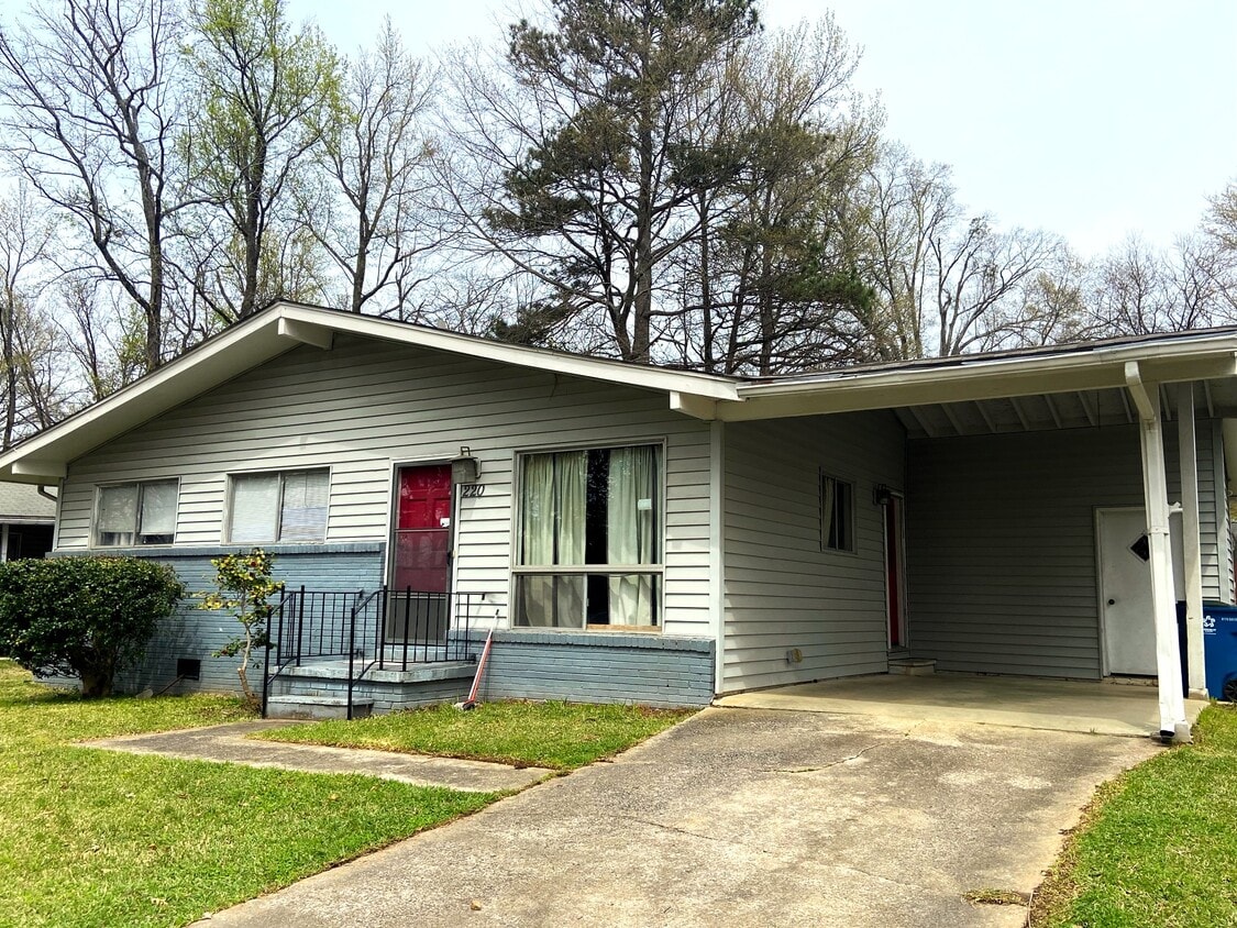 Primary Photo - 220 Saxon Dr