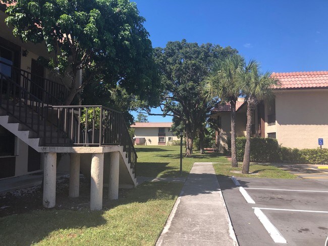 Foto del edificio - 5987 Forest Hill Blvd