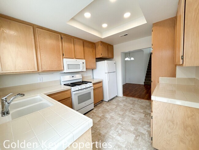 Building Photo - Spacious end unit in Tamarack Point!