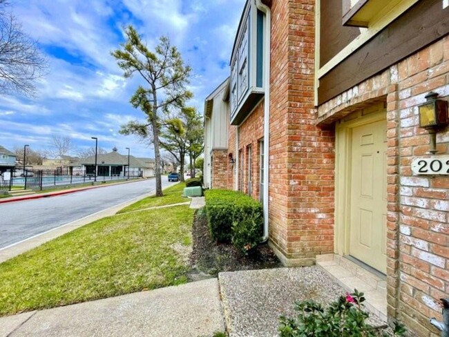 Foto del edificio - 11002 Hammerly Blvd
