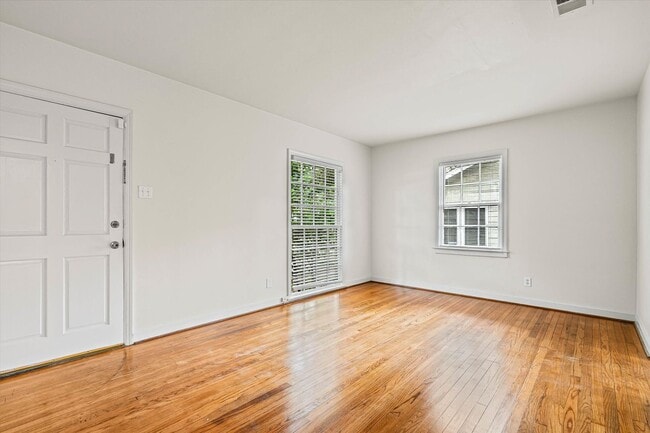 Building Photo - CHARMING MIDTOWN COTTAGE with Updated Kitchen