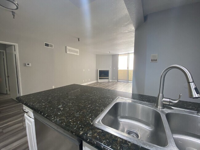 Foto del edificio - 2 + 2 Spacious Condo in Prime NoHo Locatio...