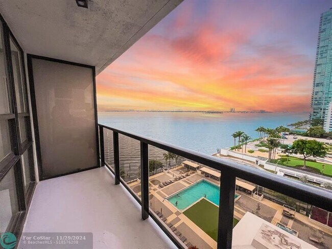 Foto del edificio - 600 NE 36th St