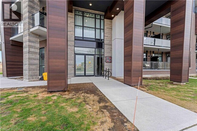 Photo du bâtiment - 600 N Service Rd