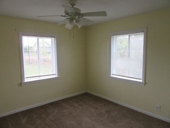 Building Photo - 1129 Magnolia Ave