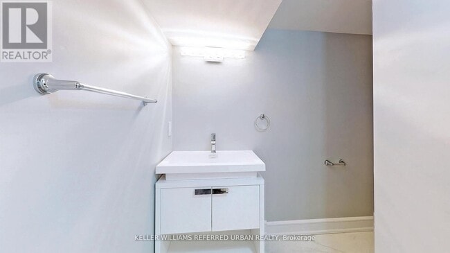 Building Photo - 783 Dufferin St