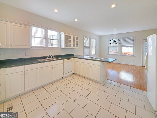 Foto del edificio - 136 Crumley St SE