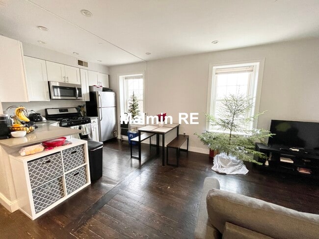 Building Photo - 998 Tremont St