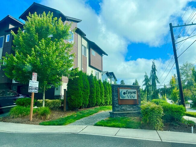 Foto del edificio - Exceptional 4 Bed 3 Bath Townhome on corne...