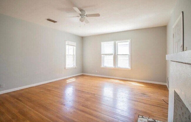 Building Photo - Great 3 Bedroom 1 bathroom house close to ...