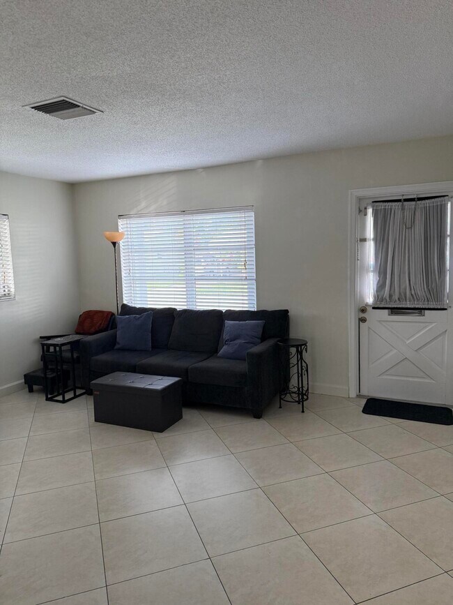 Foto del edificio - 6808 NW 70th St