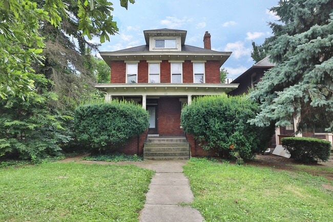 Building Photo - 117 E Lane Ave