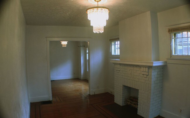 Building Photo - 619 S 42nd St