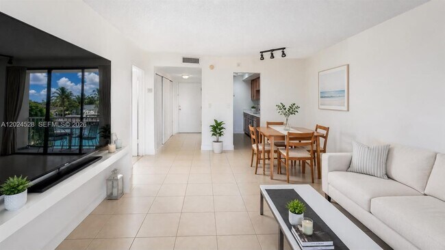 Foto del edificio - 2350 NE 135th St