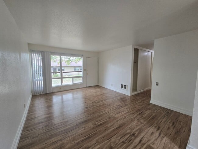 Building Photo - 807 NE Alameda Ave