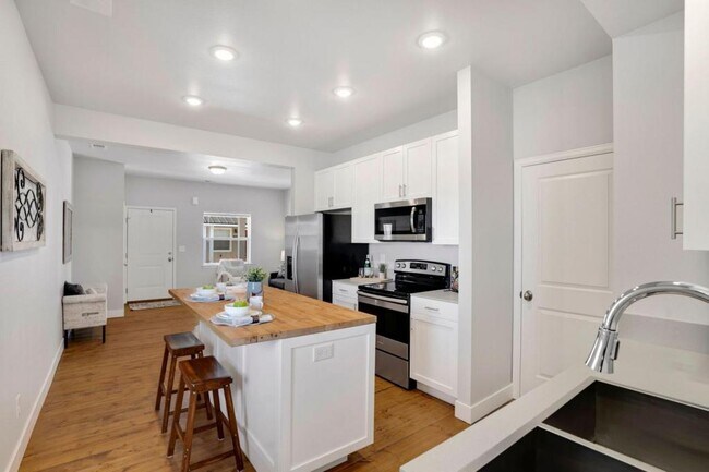 Building Photo - 4070 Sveta Ln