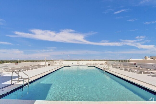 Rooftop Pool - 1830 Radius Dr