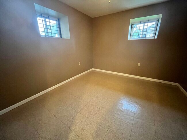Foto del edificio - 818 W 84th St