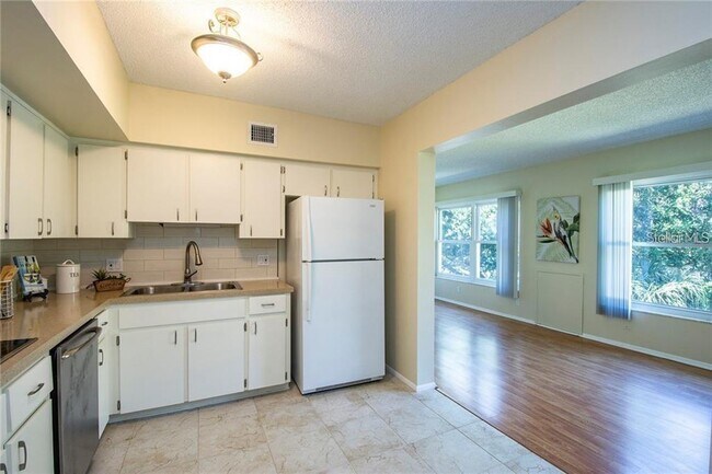 Foto del edificio - 2416 World Pkwy Blvd