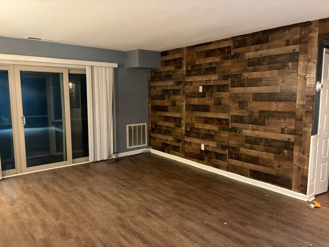 Building Photo - 2 Bedroom gas heat, designated parking, PE...