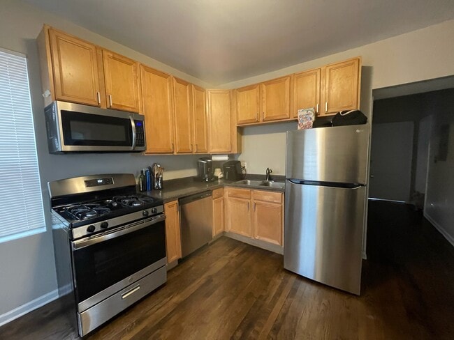 Kitchen - 2525 N Central Park Ave